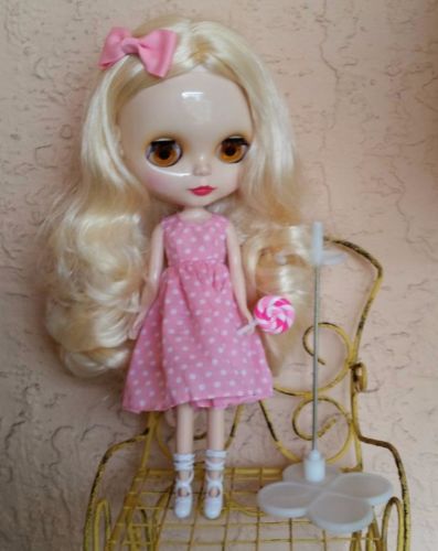 Factory Type Neo Blythe Blonde Hair - with outfit, stand, accessory