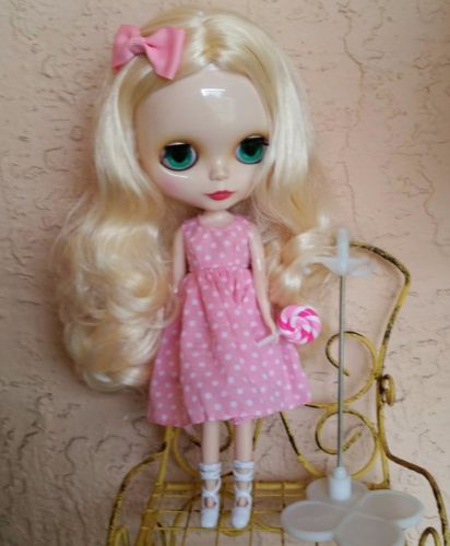 Factory Type Neo Blythe Blonde Hair - with outfit, stand, accessory