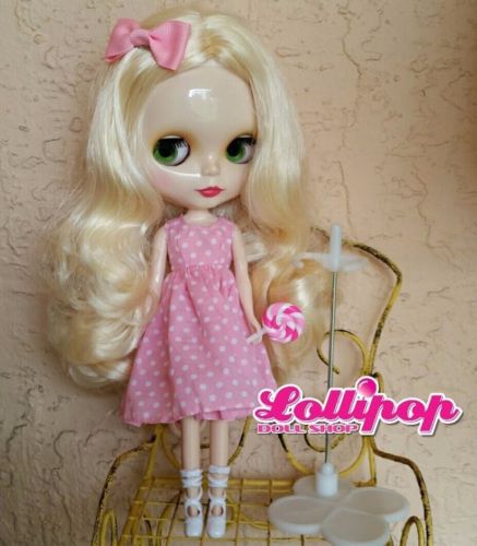 Factory Type Neo Blythe Blonde Hair - with outfit, stand, accessory