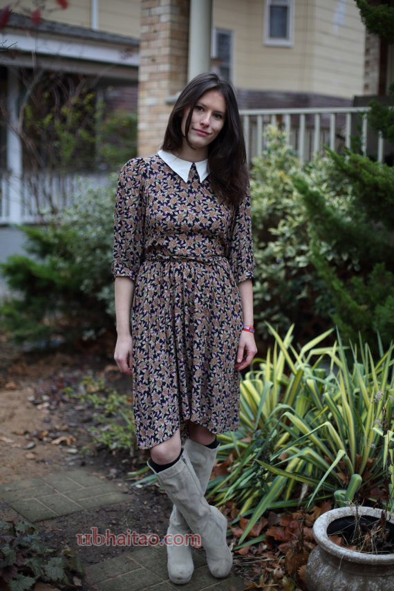 SALE!! 1970's Collared Fitted Flower Dress