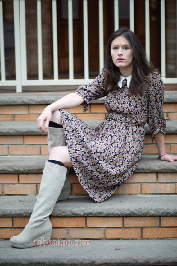 SALE!! 1970's Collared Fitted Flower Dress