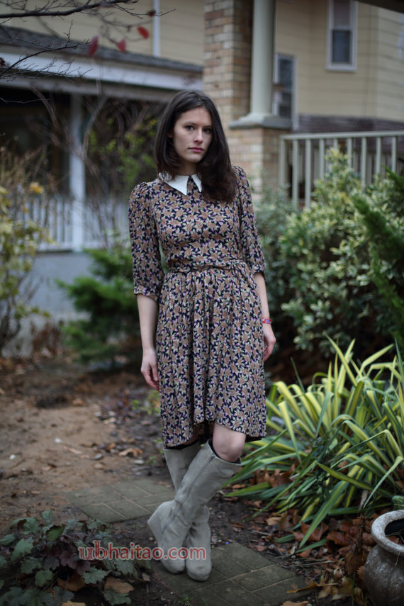 SALE!! 1970's Collared Fitted Flower Dress