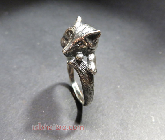 Grey Wolf Ring - Sterling Silver Sculpted Resting Black Wolf Ring