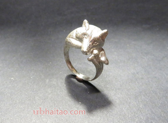 Grey Wolf Ring - Sterling Silver Sculpted Resting Black Wolf Ring