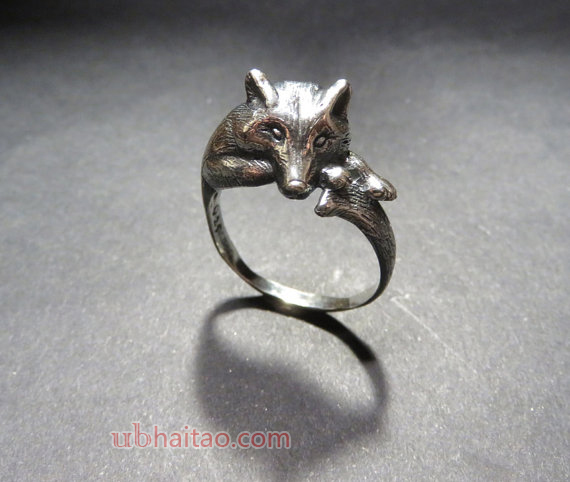 Grey Wolf Ring - Sterling Silver Sculpted Resting Black Wolf Ring