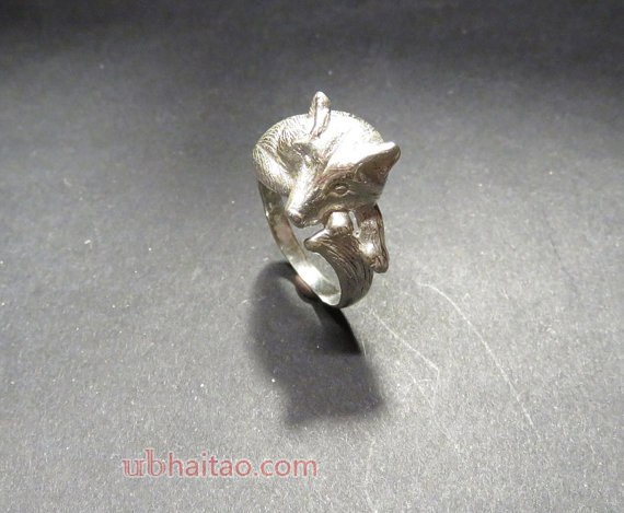 Grey Wolf Ring - Sterling Silver Sculpted Resting Black Wolf Ring